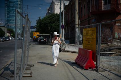 Екатеринбург. Девушка на одной из центральных улиц города во время аномальной жары
