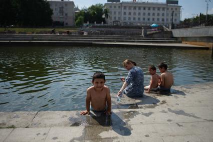 Екатеринбург. Дети купаются в река Исеть в центре города, во время аномальной жары
