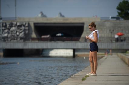 Екатеринбург. Девушка на одной из центральных улиц города во время аномальной жары