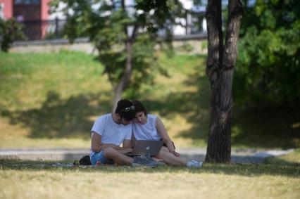 Екатеринбург. Парень с девушкой в парке во время аномальной жары