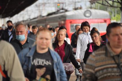 Москва. Пассажиры пригородной электрички на перроне.