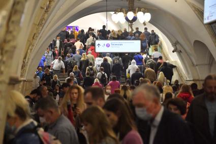 Москва.  Пассажиры в метро.