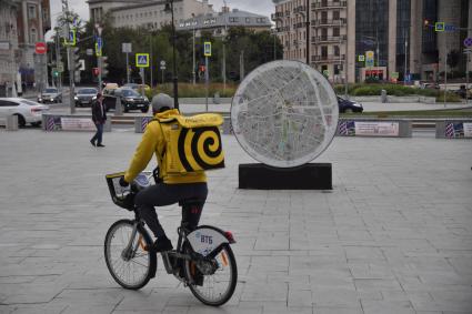 Москва. Курьер сервиса доставки еды `Яндекс. Еда`.