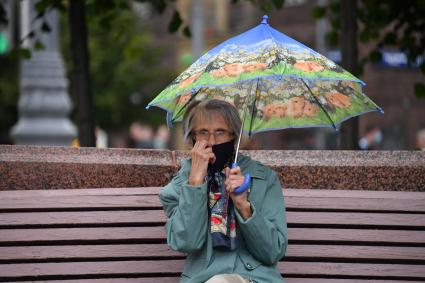 Москва. Пожилая женщина в медицинской маске.