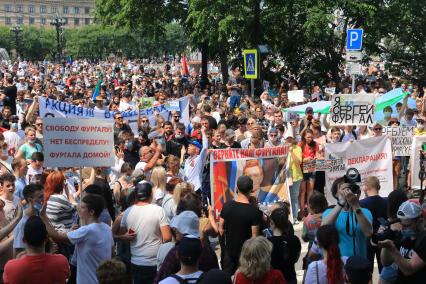 Хабаровск. Участники несанкционированного митинга в поддержку губернатора Хабаровского края Сергея Фургала.