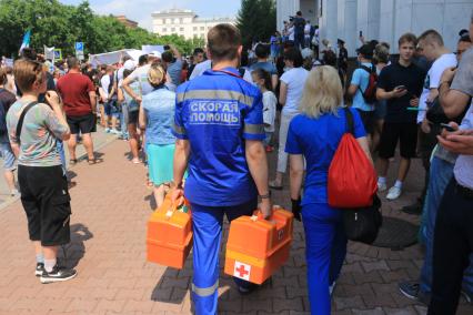 Хабаровск. Сотрудники скорой помощи во время несанкционированного митинга в поддержку губернатора Хабаровского края Сергея Фургала.