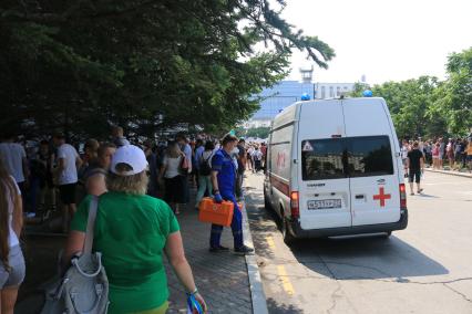 Хабаровск. Сотрудники скорой помощи во время несанкционированного митинга в поддержку губернатора Хабаровского края Сергея Фургала.