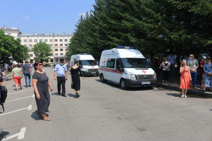 Хабаровск. Сотрудники скорой помощи во время несанкционированного митинга в поддержку губернатора Хабаровского края Сергея Фургала.