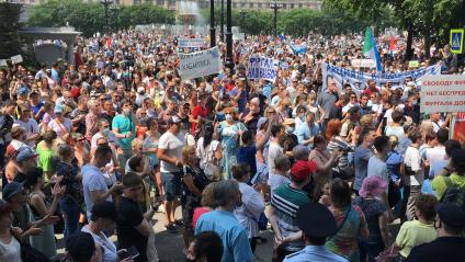 Хабаровск. Участники несанкционированного митинга в поддержку губернатора Хабаровского края Сергея Фургала.