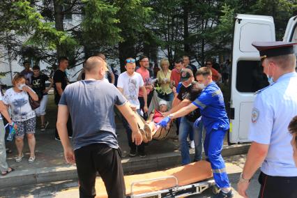 Хабаровск. Сотрудники скорой помощи во время несанкционированного митинга в поддержку губернатора Хабаровского края Сергея Фургала.