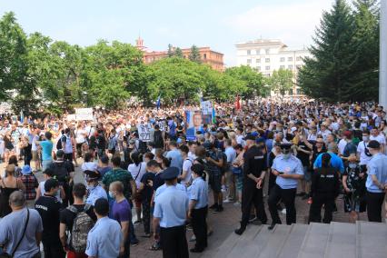 Хабаровск. Участники несанкционированного митинга в поддержку губернатора Хабаровского края Сергея Фургала.