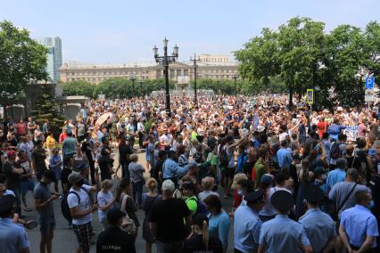 Хабаровск. Участники несанкционированного митинга в поддержку губернатора Хабаровского края Сергея Фургала.