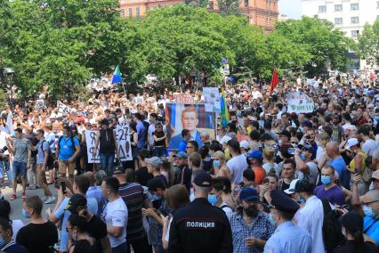 Хабаровск. Участники несанкционированного митинга в поддержку губернатора Хабаровского края Сергея Фургала.