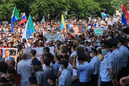 Хабаровск. Участники несанкционированного митинга в поддержку губернатора Хабаровского края Сергея Фургала.