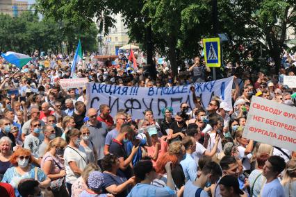 Хабаровск. Участники несанкционированного митинга в поддержку губернатора Хабаровского края Сергея Фургала.