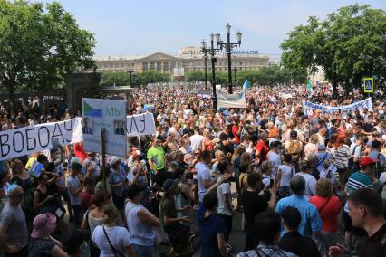 Хабаровск. Участники несанкционированного митинга в поддержку губернатора Хабаровского края Сергея Фургала.