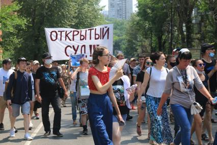 Хабаровск. Участники несанкционированного митинга в поддержку губернатора Хабаровского края Сергея Фургала.