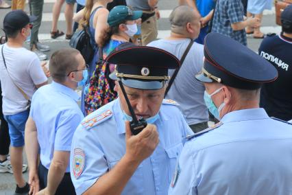 Хабаровск. Сотрудники полиции во время несанкционированного митинга в поддержку губернатора Хабаровского края Сергея Фургала.