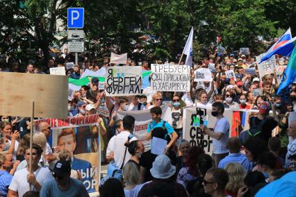 Хабаровск. Участники несанкционированного митинга в поддержку губернатора Хабаровского края Сергея Фургала.