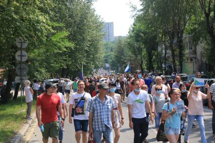 Хабаровск. Участники несанкционированного митинга в поддержку губернатора Хабаровского края Сергея Фургала.