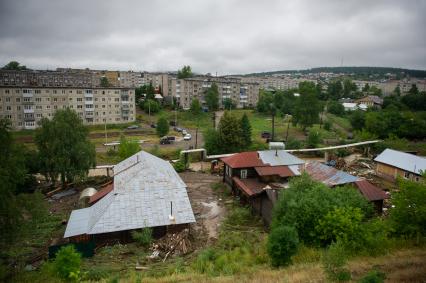 Свердловская область. Нижние Серги. Ликвидация последствий разлива реки Заставка из-за сильного ливня. Река размыла одну из улиц и потоком были смыты несколько домов, гаражей и автомобилей.