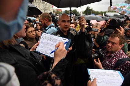 Москва. Участники несанкционированного митинга против признания итогов голосования по Конституции РФ.