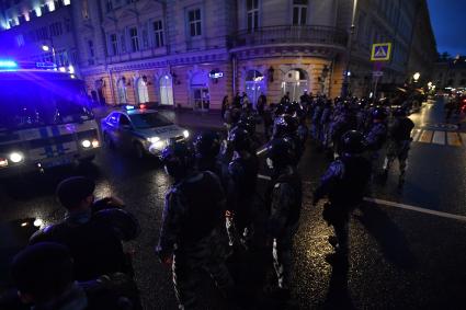 Москва. Сотрудники полиции во время несанкционированного митинга против признания итогов голосования по Конституции РФ.