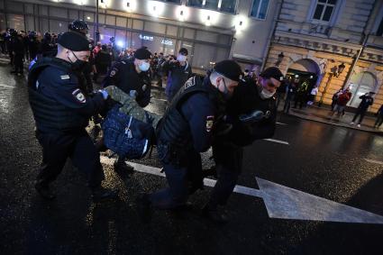 Москва. Сотрудники полиции   во время несанкционированного митинга против признания итогов голосования по Конституции РФ.