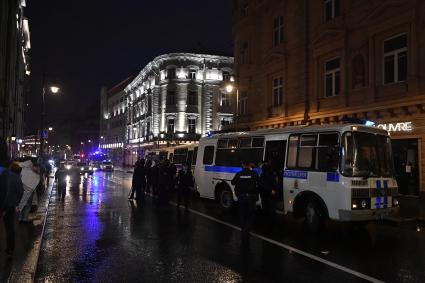 Москва. Сотрудники полиции   во время несанкционированного митинга против признания итогов голосования по Конституции РФ.