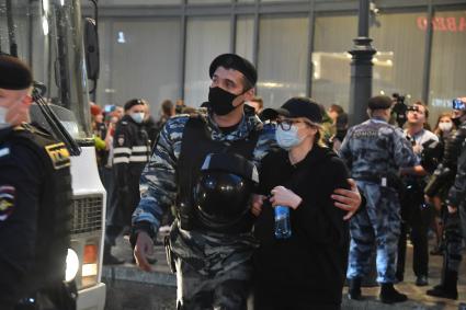 Москва. Сотрудники полиции   во время несанкционированного митинга против признания итогов голосования по Конституции РФ.