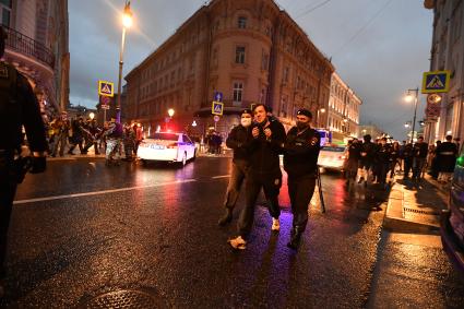 Москва. Сотрудники полиции   во время несанкционированного митинга против признания итогов голосования по Конституции РФ.