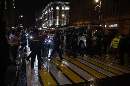 Москва. Сотрудники полиции во время несанкционированного митинга против признания итогов голосования по Конституции РФ.