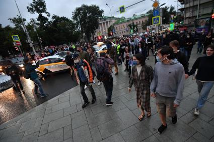 Москва. Участники несанкционированного митинга против признания итогов голосования по Конституции РФ.