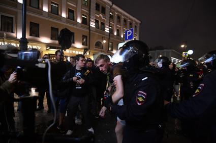 Москва. Сотрудники полиции   во время несанкционированного митинга против признания итогов голосования по Конституции РФ.