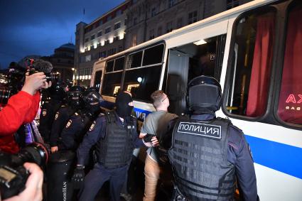 Москва. Сотрудники полиции   во время несанкционированного митинга против признания итогов голосования по Конституции РФ.