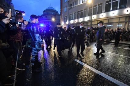 Москва. Сотрудники полиции   во время несанкционированного митинга против признания итогов голосования по Конституции РФ.