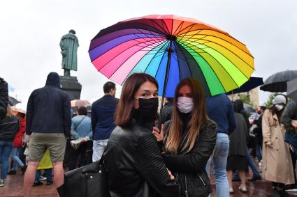 Москва. Участники несанкционированного митинга против признания итогов голосования по Конституции РФ  на Пушкинской площади.