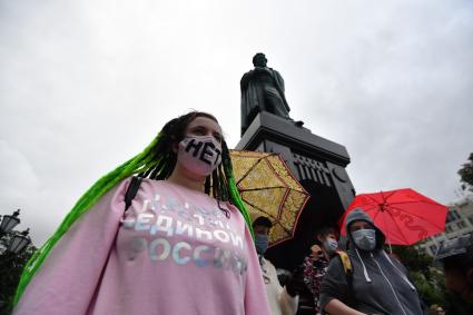 Москва. Участники несанкционированного митинга против признания итогов голосования по Конституции РФ  на Пушкинской площади.