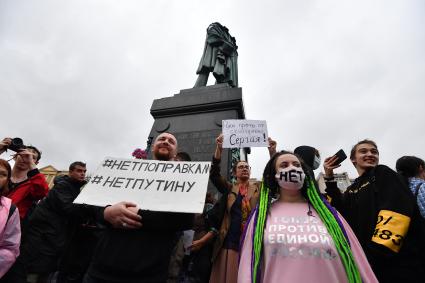 Москва. Участники несанкционированного митинга против признания итогов голосования по Конституции РФ  на Пушкинской площади.