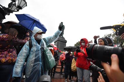 Москва. Участники несанкционированного митинга против признания итогов голосования по Конституции РФ  на Пушкинской площади.