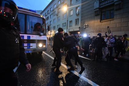 Москва. Сотрудники полиции   во время несанкционированного митинга против признания итогов голосования по Конституции РФ.