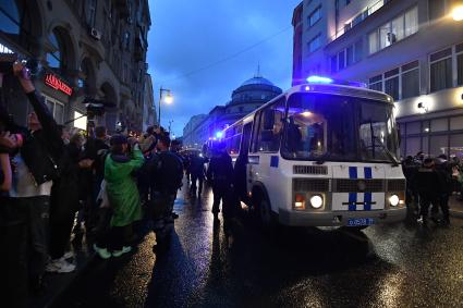 Москва. Сотрудники полиции   во время несанкционированного митинга против признания итогов голосования по Конституции РФ.