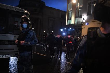 Москва. Сотрудники полиции во время несанкционированного митинга против признания итогов голосования по Конституции РФ.