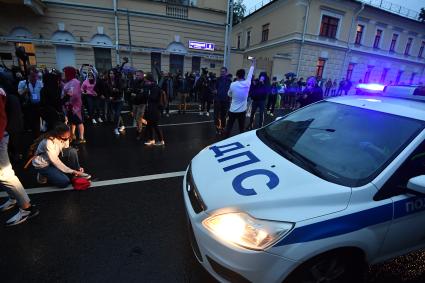 Москва. Автомобиль полиции во время несанкционированного митинга против признания итогов голосования по Конституции РФ.