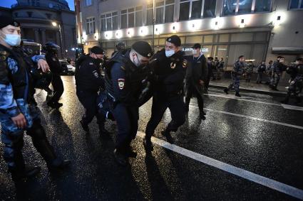 Москва. Сотрудники полиции   во время несанкционированного митинга против признания итогов голосования по Конституции РФ.