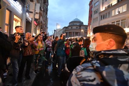 Москва. Сотрудники полиции   во время несанкционированного митинга против признания итогов голосования по Конституции РФ.