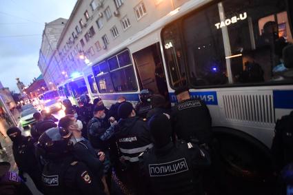 Москва. Сотрудники полиции   во время несанкционированного митинга против признания итогов голосования по Конституции РФ.