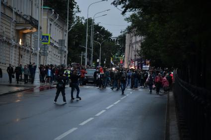 Москва. Участники несанкционированного митинга против признания итогов голосования по Конституции РФ.