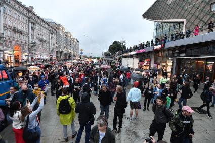 Москва. Участники несанкционированного митинга против признания итогов голосования по Конституции РФ.