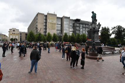 Москва. Участники несанкционированного митинга против признания итогов голосования по Конституции РФ  на Пушкинской площади.